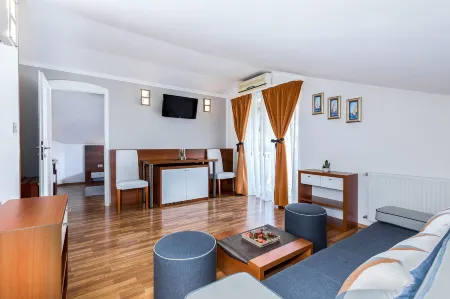 Villa Nada Отели в г. Ловран