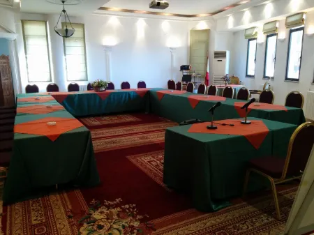 Garden Hotel Отели рядом с достопримечательностью «Embassy of Canada»