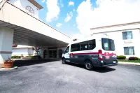 Clarion Inn Elmhurst - Oak Brook Near I-88 I-290 I-294 - parking