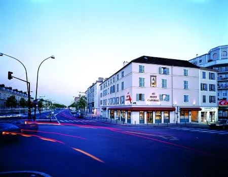 Hôtel Au Petit Caporal Отели в г. Шарантон-ле-Пон