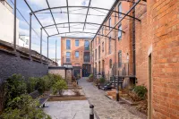 Elliot Oliver - Modern 2 Bedroom Town Centre Apartment Hotels in Badgeworth