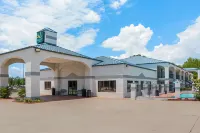 Quality Inn Carthage Hotels in Carthage