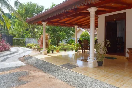 Damith Tourist Inn Отели рядом с достопримечательностью «Whale watching Mirissa with Geeth»