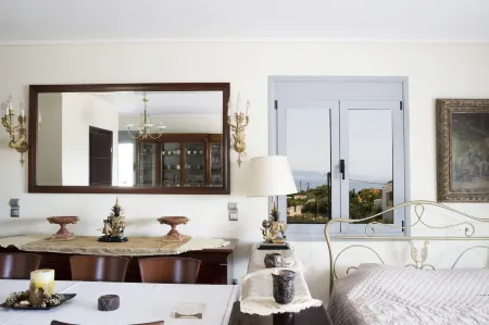 Villa d'Irene-Near Athens Airport , 200 Meters from the Beach Davis Отели в г. Артеми