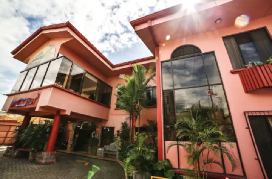 Adventure Inn Отели в г. Эредия