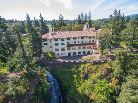 Columbia Gorge Hotel & Spa Отели рядом с достопримечательностью «Винзенс Лосманн Мемориал Стейт Нэчурал Арея»
