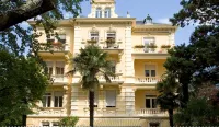 Hotel Villa Westend Hotels near MAXCo.
