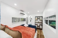 Oasis Container Home Отели рядом с достопримечательностью «The Axe Hole House I Axe Throwing | Rage Room| Paintball | Escape Room»