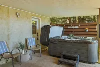 Lake Daze by AvantStay Lakefront w Modern Interior Enclosed Porch Hot Tub Hotels in Coolbaugh Township