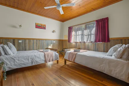 Stayau Conifer Cottage Lakeside Haven Отели в г. Баджер Крик