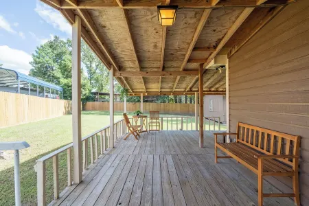 Charming 2-bedroom lake house in Onalaska, TX!