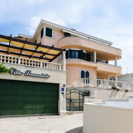Villa Lavandula with Heated Swimming Pool