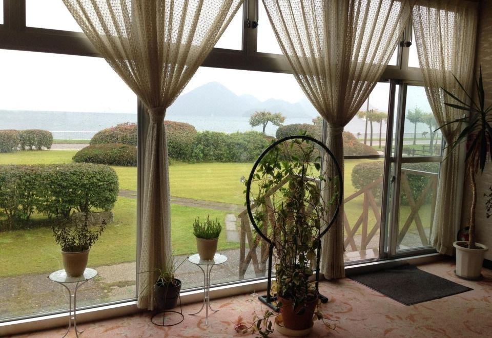 도야 호수와 유람선 풍경