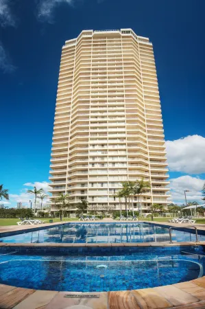 Contessa Holiday Apartments Отели рядом с достопримечательностью «Мейн Бич»