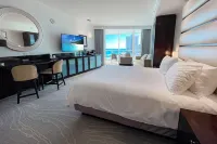FontaineBleau, Balcony w Ocean Plus Bay and City View