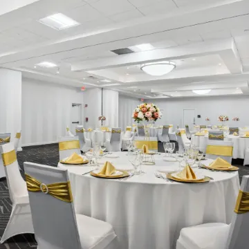 DoubleTree by Hilton New York JFK Airport Отели рядом с достопримечательностью «Железнодорожная станция JFK Air Train»