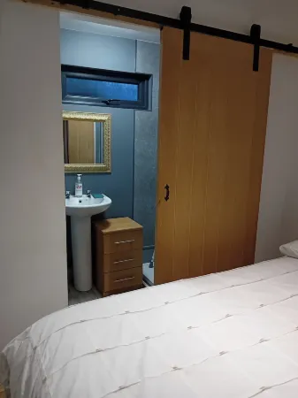 1Bed Cottage Sleeps 2 - Mountain Views Parking Отели в г. Порт-Тальбот