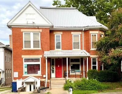 Athenian Apartment-Uptown:1 block to Court Street & 2 blocks to College Green. Hotels near Helen Mauck Galbreath Memorial Chapel
