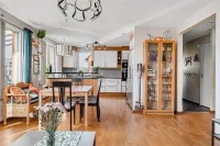 5-Bed-Rooms House with Jacuzzi, Free Parking, and 2 Toilets-Bath in Malmö Các khách sạn ở Oxie