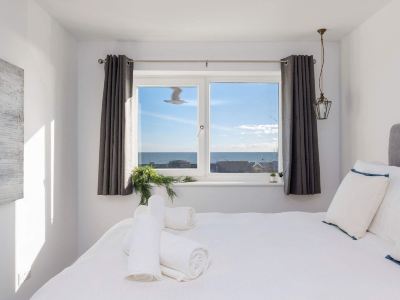 Beautifully Refurbished 4-Bed Beachside Retreat