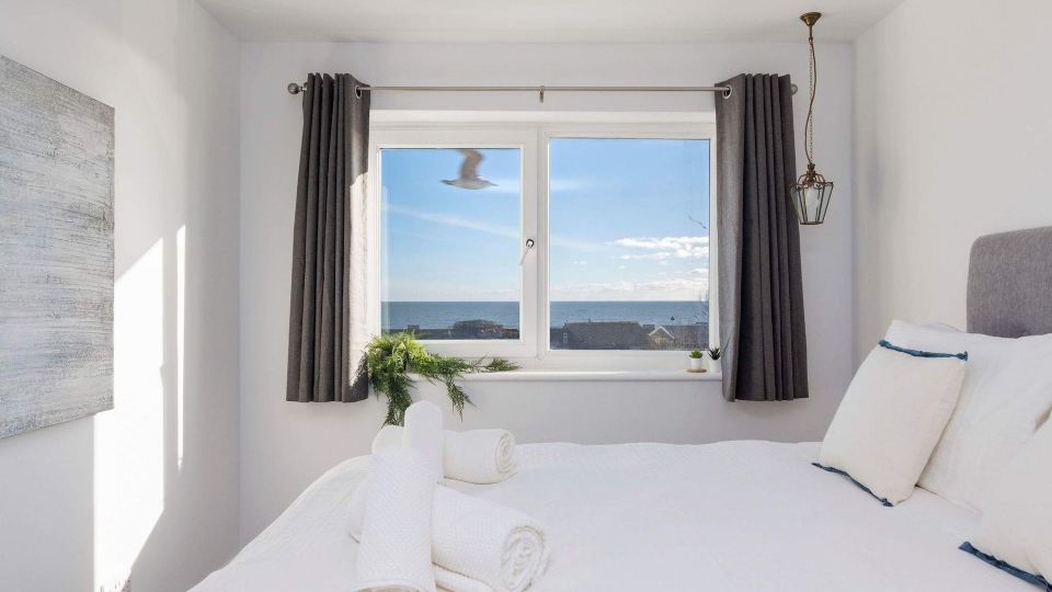 Beautifully Refurbished 4-Bed Beachside Retreat