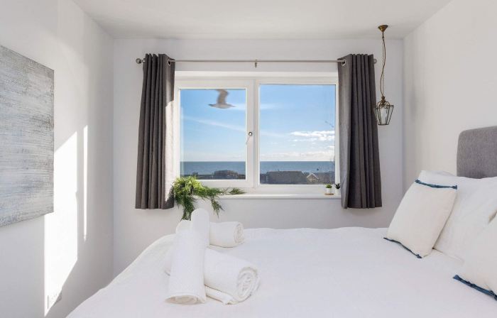 Beautifully Refurbished 4-Bed Beachside Retreat