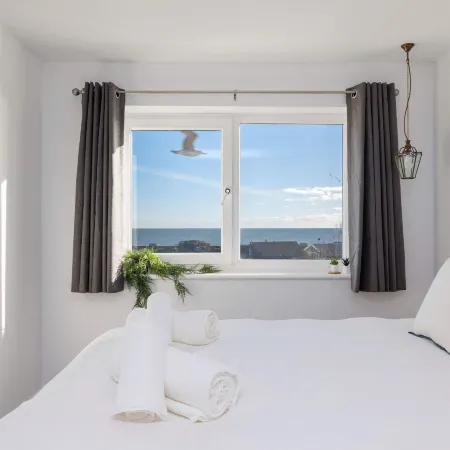 Beautifully Refurbished 4-Bed Beachside Retreat