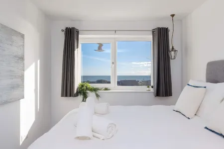 Beautifully Refurbished 4-Bed Beachside Retreat