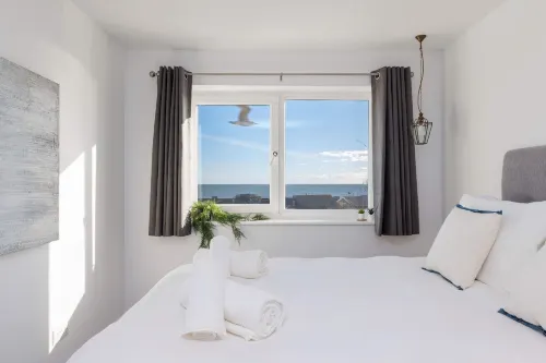 Beautifully Refurbished 4-Bed Beachside Retreat