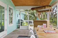Haven & Hidden Grove Buyout 2 Homes - Walk to Beach Hot Tub, Game Room, Deck فنادق في Vilano Beach