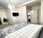 Cozy 1BR Retreat, Steps to Sand Hotel a 