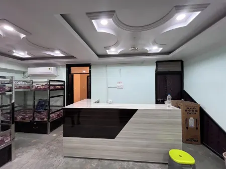 Aarav Dormitory Отели в г. Итарси