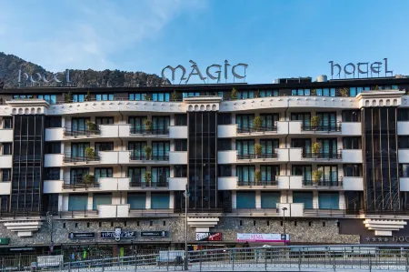 Hotel Màgic Andorra Отели рядом с достопримечательностью «Plaça de la Rotonda»