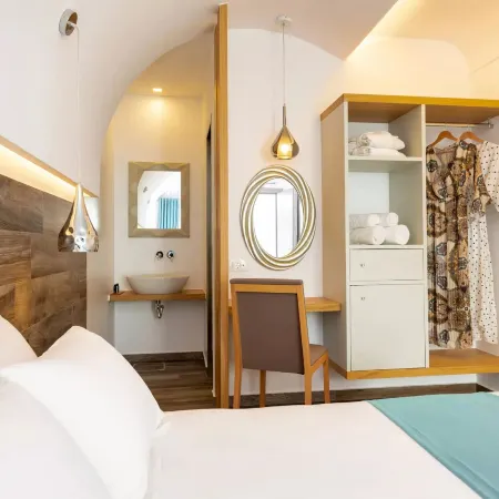 Deluxe Hotel Santorini
