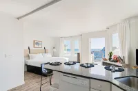 Charming Coastal Retreat with Lounge Access - Bright and Breezy Escape 卡幽卡思住宿飯店