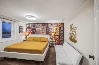 Retro Guest Suite with private Hot Tub 10 min to Red Rocks, Denver, and Golden.