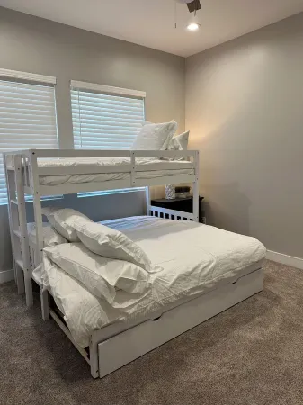 Golfers Getaway 3-bedroom pool home with AC, in soothing Mesquite