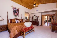 Mountain Lodge with sauna-350acres. 5 minutes from fishing, kayaking, boating