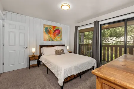 Quaint 2-Bedroom Condo, Short Walk to Downtown Ketchum, Near River Run Ski Lodge