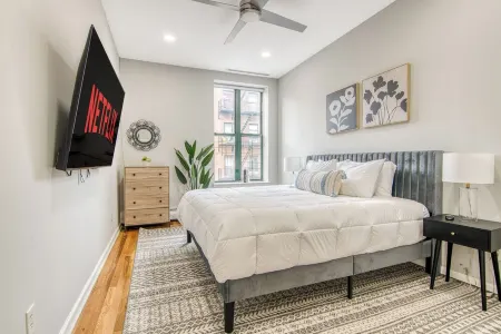 Sprawling 2Br w King Bed, Fast WiFi, 20 Minutes to Times Square! Отели рядом с достопримечательностью «I-Ам-Парк»