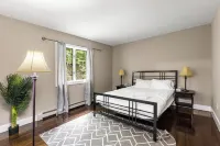 Awesome Country Retreat - 4BR - Private & Peaceful Hotels in Blooming Grove