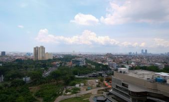 Luxurious Studio with Long Golf View at Grand Sungkono Lagoon Apartment