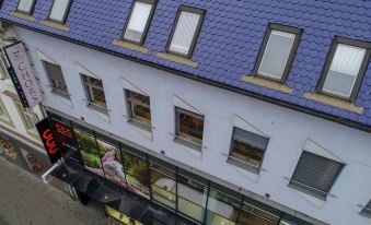 Chors Like a Hotel - Hostel