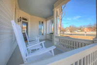 Gorgeous Home 1 Blk from Main with Hot Tub & Fire Pit! Hôtels à : Fredericksburg