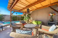 A Royal Desert Oasis with Epic Game Room - 3 stjerner