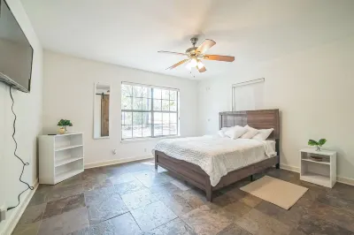 Austin Hillside Getaway 3BR: Pool +Deck & Jacuzzi Hotels near Saint Stephens Episcopal School Football Stadium