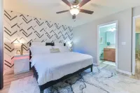 Entire Home-Beautiful 4BR, 3.5BA Retreat in Ankeny, Iowa 2 King Beds, Fenced, AC