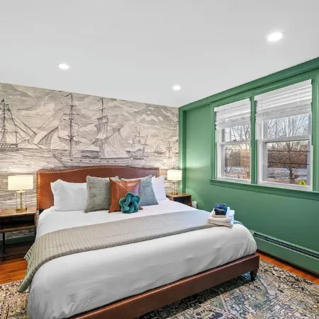 1Br on Salem Common l Steps to Witch Museum and Downtown l Fenced in Yard Отели рядом с достопримечательностью «Музей Пибоди в Эссексе»
