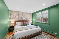 NEW 1BR on Salem Common l Steps to Witch Museum and Downtown l Fenced in Yard The Salem Museum 주변 호텔