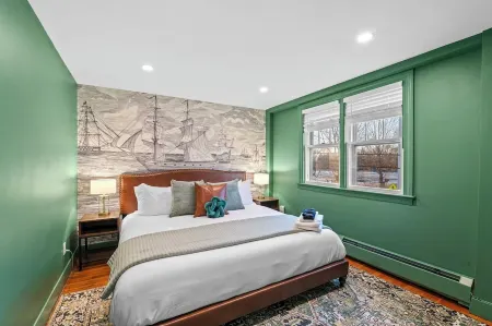 NEW 1BR on Salem Common l Steps to Witch Museum and Downtown l Fenced in Yard